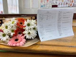 Adana'da babaları tarafından öldürülen kardeşlerin sırasına çiçekler bırakıldı