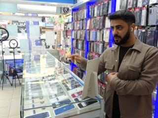 İstanbul'da akılalmaz hırsızlık: Kova ile dikkat dağıtıp dükkan boşalınca telefonları çaldılar