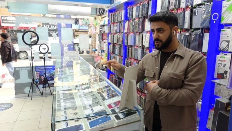 İstanbul'da akılalmaz hırsızlık: Kova ile dikkat dağıtıp dükkan boşalınca telefonları çaldılar