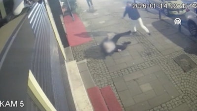 İstanbul'da yolda yürüyen kişiye tekmeli saldırı