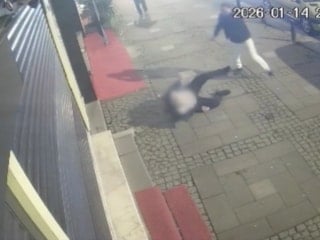 İstanbul'da yolda yürüyen kişiye tekmeli saldırı