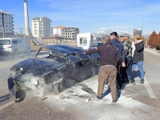 Karaman'da direksiyon başında telefon kullandı, kaza yaptı