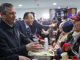Özgür Özel, cuma namazının ardından vatandaşlara hayır yemeği dağıttı