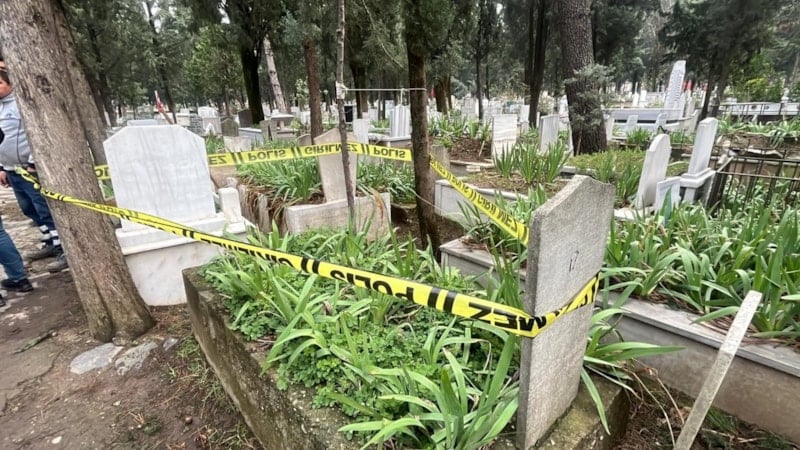 Bursa'da izinsiz defnedilen bebek, otopsi için topraktan çıkartıldı