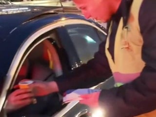 Ankara’da trafikte kalanlara papatya çayı dağıtıldı