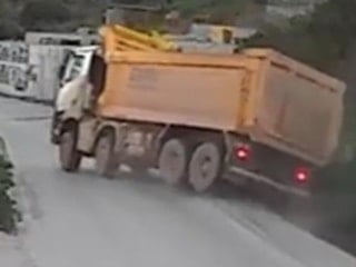 Muğla'da hafriyat kamyonu devrildi: 1 yaralı