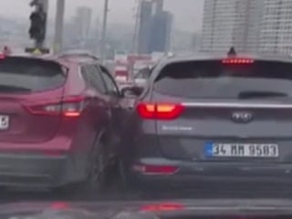 İstanbul Beylikdüzü'nde gençler kendilerine çarpan kaynakçıya saldırdı