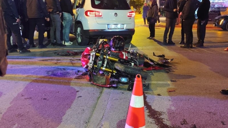 Antalya'da kaskını kız arkadaşına veren genç, kazada can verdi