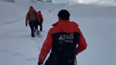 Tunceli'de AFAD ekipleri kar altında 4 saat yürüyerek aileye ulaştı