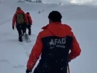 Tunceli'de AFAD ekipleri kar altında 4 saat yürüyerek aileye ulaştı