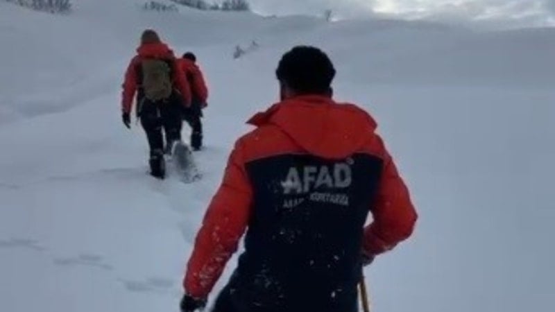 Tunceli'de AFAD ekipleri kar altında 4 saat yürüyerek aileye ulaştı