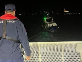 Çanakkale'de arızalanıp sürüklenen teknedeki 3 kişi kurtarıldı