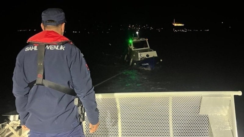 Çanakkale'de arızalanıp sürüklenen teknedeki 3 kişi kurtarıldı
