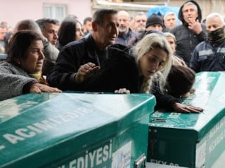 Adana'da babalarının öldürdüğü kardeşler toprağa verildi