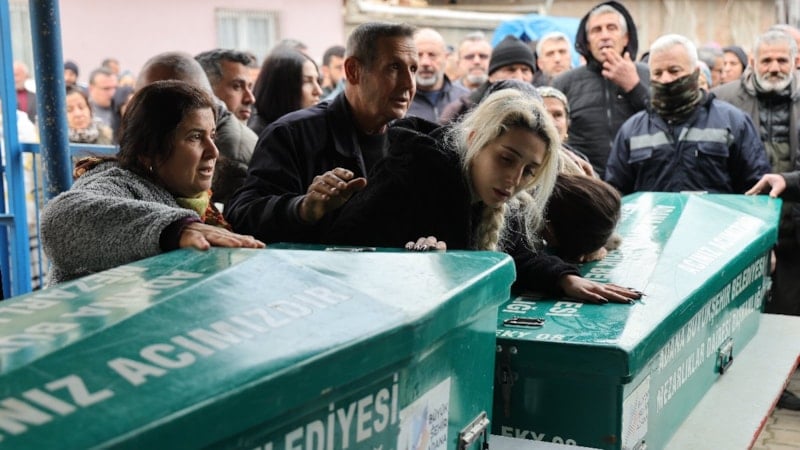 Adana'da babalarının öldürdüğü kardeşler toprağa verildi