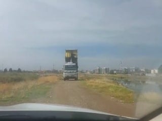 İzmir'de hem kaçak moloz döktü hem ehliyetsiz hem de polise direndi