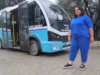 Hatay'da 4 çocuk annesi direksiyon sallayarak ekmek parası kazanıyor