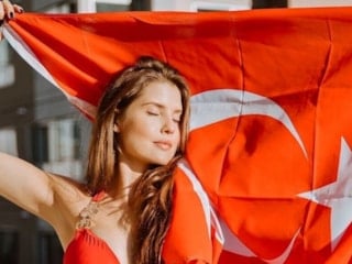 Fenomen Amanda Cerny'den Türk bayraklı poz! "2016'ya dönüş..."