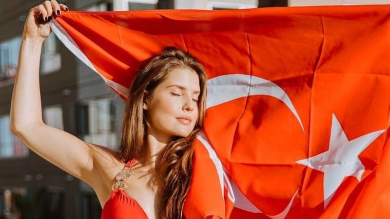 Fenomen Amanda Cerny'den Türk bayraklı poz! 