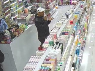 İstanbul'da mağazada 'tırnakçılık' yaparken yakalandı: Ürün çalıp kaçtı