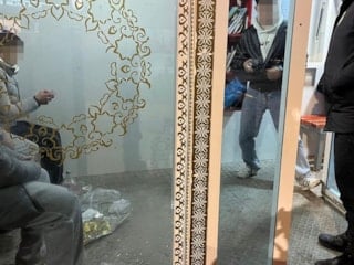 Bilecik'te minibüs durağını kirleten gençler hatalarının telafisi için yerleri temizledi