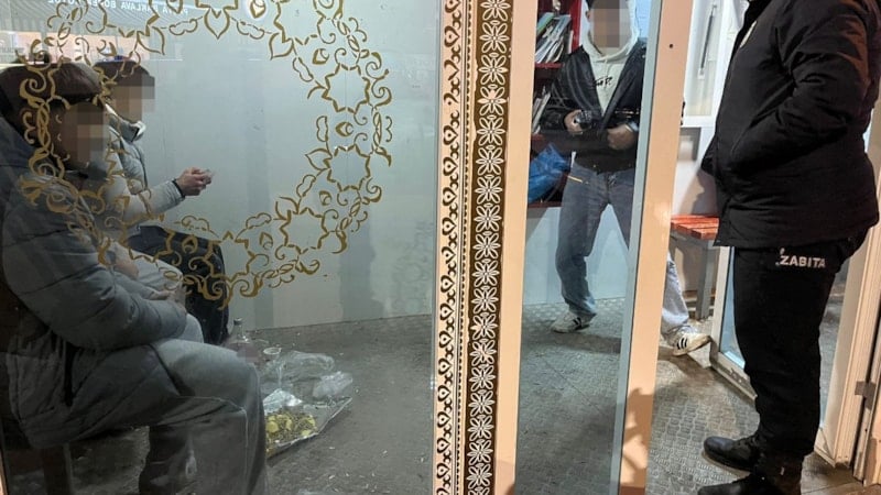 Bilecik'te minibüs durağını kirleten gençler hatalarının telafisi için yerleri temizledi