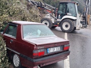 Zonguldak'ta yaşanan heyelanda kaya parçaları otomobilin üzerine düştü