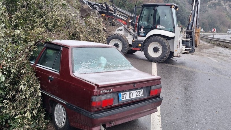 Zonguldak'ta yaşanan heyelanda kaya parçaları otomobilin üzerine düştü