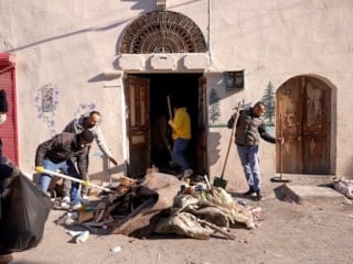 Mersin'de bir evden 168 ton çöp çıkartıldı