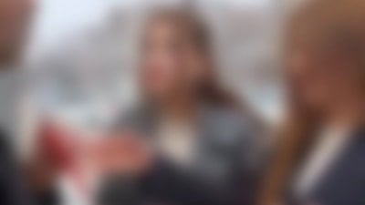 Elazığ'da durakta genç kızları görüntüleyen şahsa kadın muhtar müdahale etti