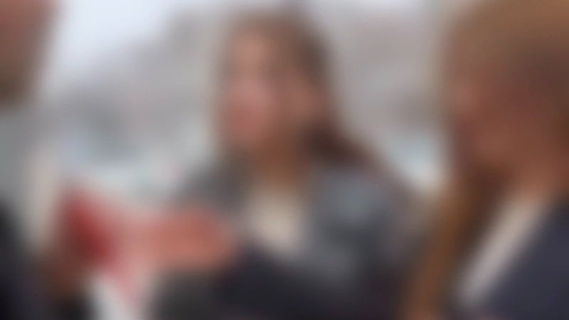 Elazığ'da durakta genç kızları görüntüleyen şahsa kadın muhtar müdahale etti