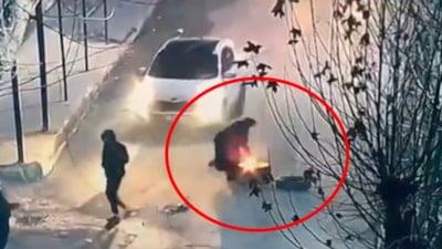 Batman'da lastik yakmaya çalışan gruba, kadınlar engel oldu