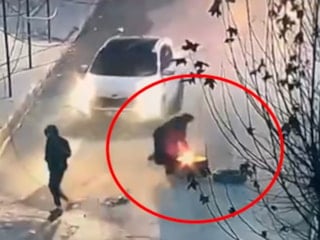 Batman'da lastik yakmaya çalışan gruba, kadınlar engel oldu