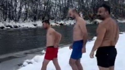 Tunceli'de soğuğa meydan okuyarak buz gibi nehre girdiler