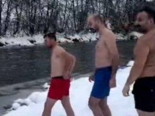 Tunceli'de soğuğa meydan okuyarak buz gibi nehre girdiler