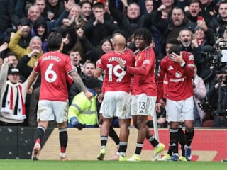Manchester United, Manchester City'yi devirdi