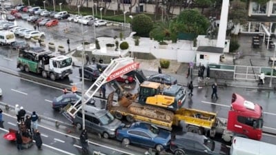 İstanbul'da ekskavatörün çarptığı tabela otomobillerin üzerine devrildi