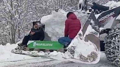 Tokat'ta kar nedeniyle kapanan yolda kepçeyle cenaze taşındı