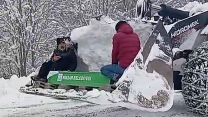 Tokat'ta kar nedeniyle kapanan yolda kepçeyle cenaze taşındı