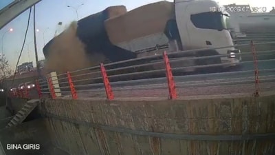 Şanlıurfa'da tırdan düşen saman balyası az daha öldürüyordu