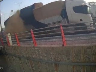 Şanlıurfa'da tırdan düşen saman balyası az daha öldürüyordu