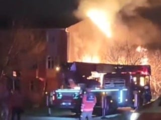 İstanbul'da kömürlükte başlayan yangın binaya sıçradı