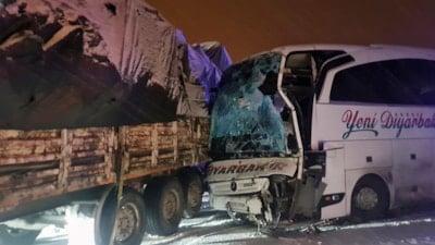 Bingöl'de yolcu otobüsü tıra çarptı