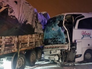 Bingöl'de yolcu otobüsü tıra çarptı