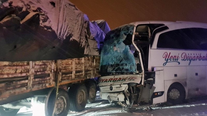 Bingöl'de yolcu otobüsü tıra çarptı