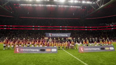 Galatasaray tribünlerinden yönetime tepki!