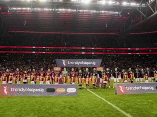 Galatasaray tribünlerinden yönetime tepki!