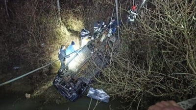 Kocaeli'de çaya düşen otomobildeki baba ve oğlu can verdi