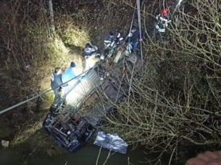 Kocaeli'de çaya düşen otomobildeki baba ve oğlu can verdi