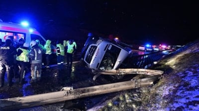 İstanbul'da servis minibüsü devrildi: 11 kişi yaralandı